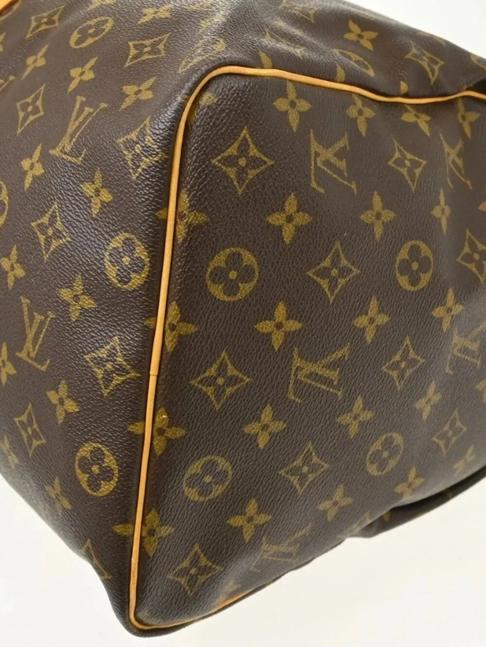 Louis Vuitton outside 	ab
